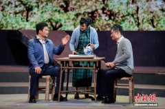 话剧《侯德榜》天津大学复排公演 传递科